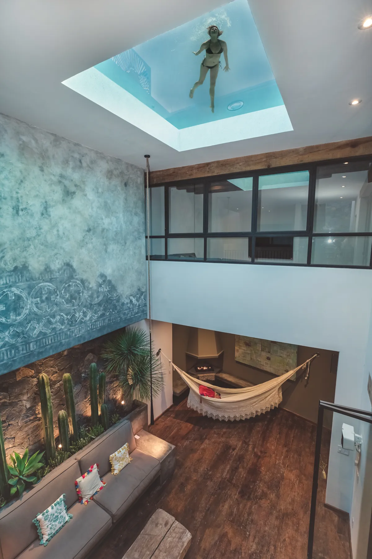 hay un hombre nadando en una piscina en una casa