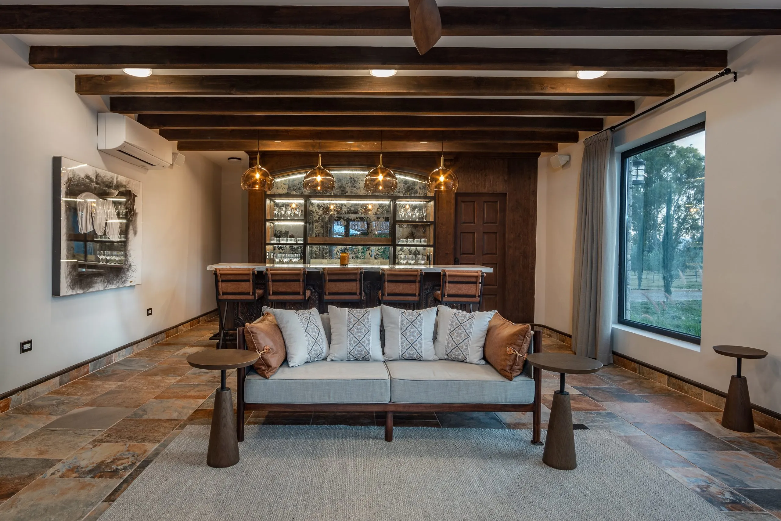 hay un sofá y una mesa en una habitación con una ventana grande