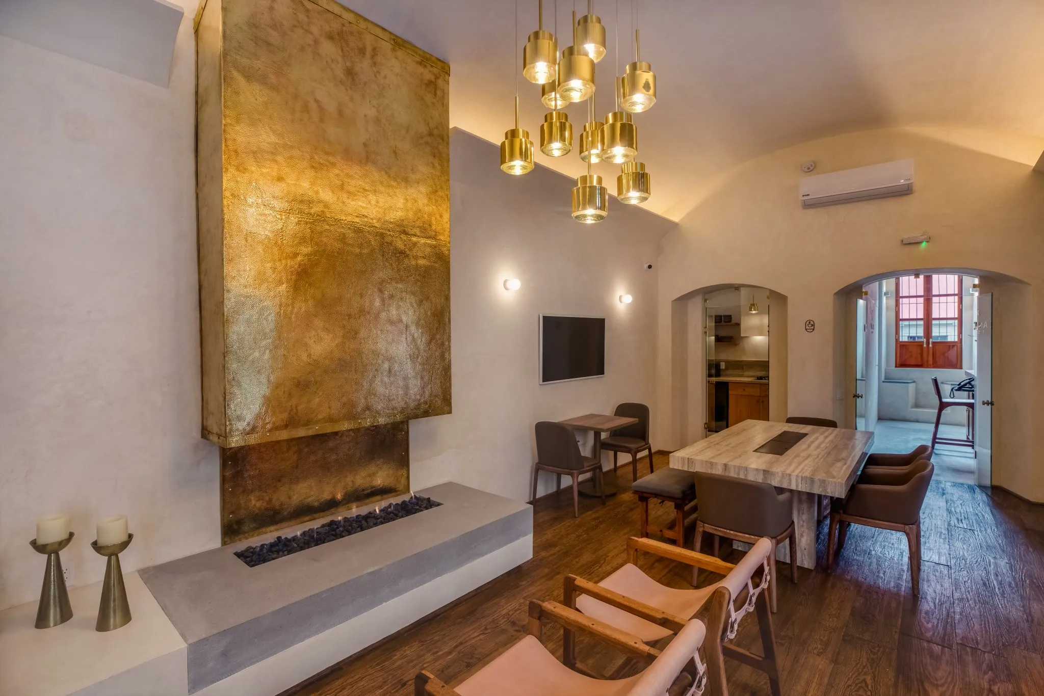 hay una gran pintura en la pared en la sala de estar