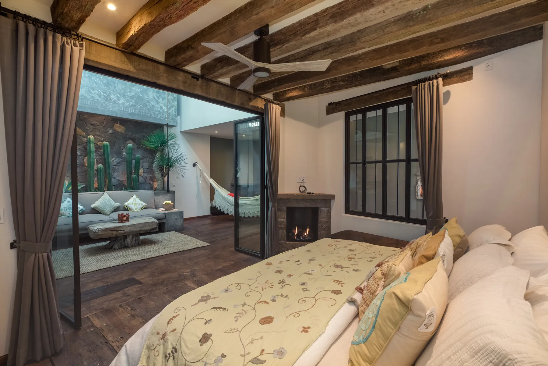 hay un dormitorio con una cama y un ventilador de techo