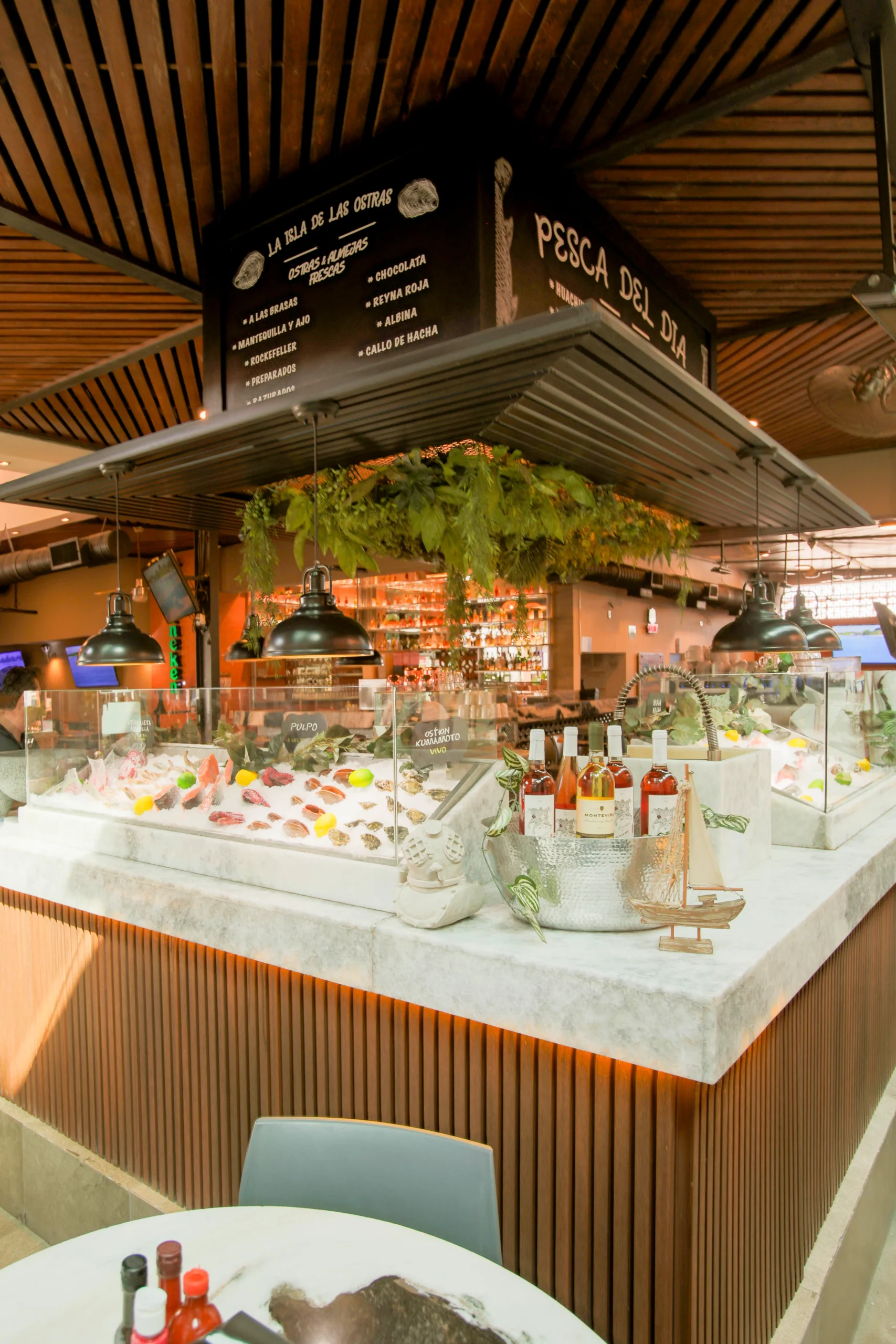 hay un gran buffet con muchos alimentos diferentes en él