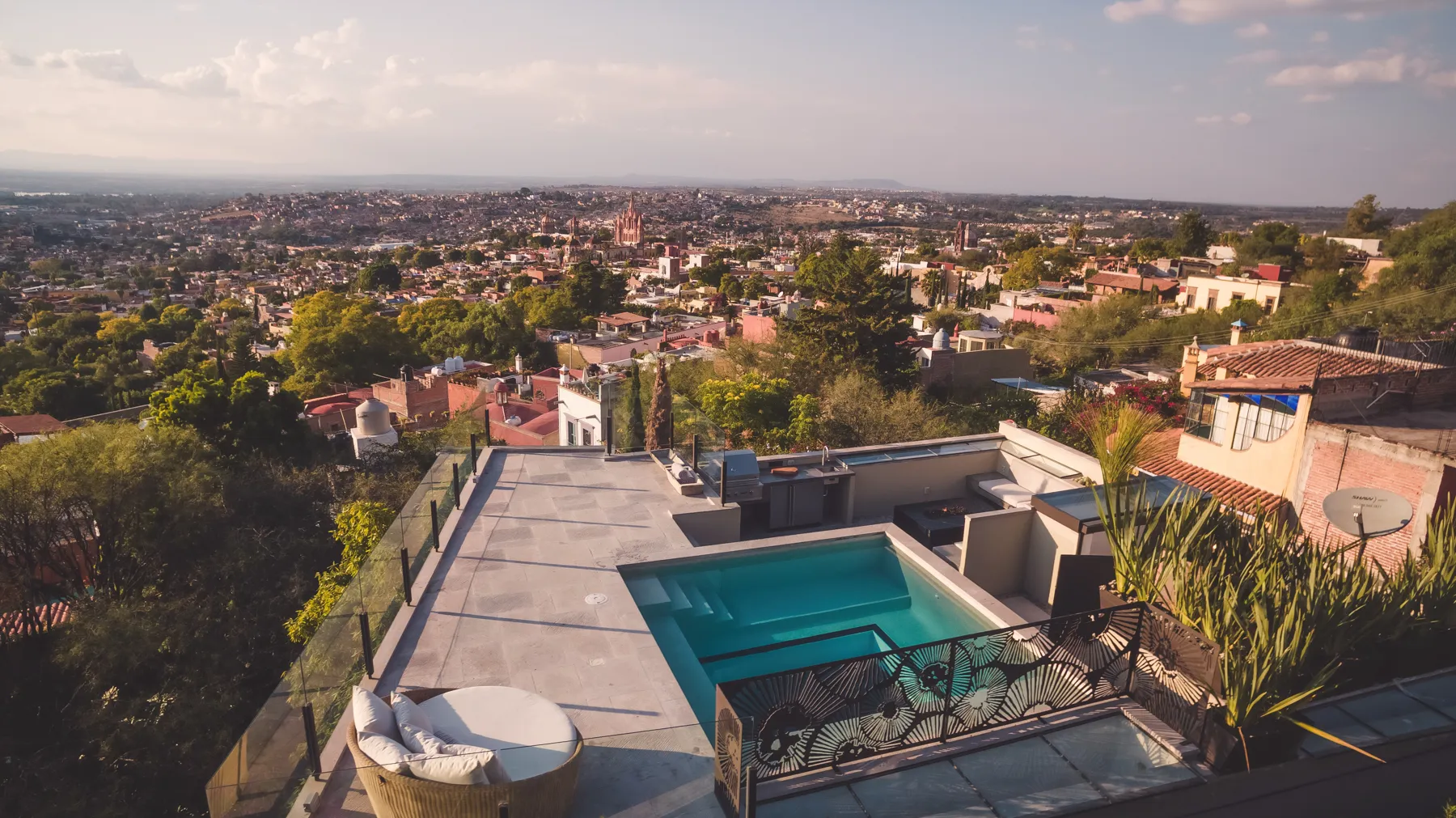 vista aérea de una piscina y una ciudad desde una azotea