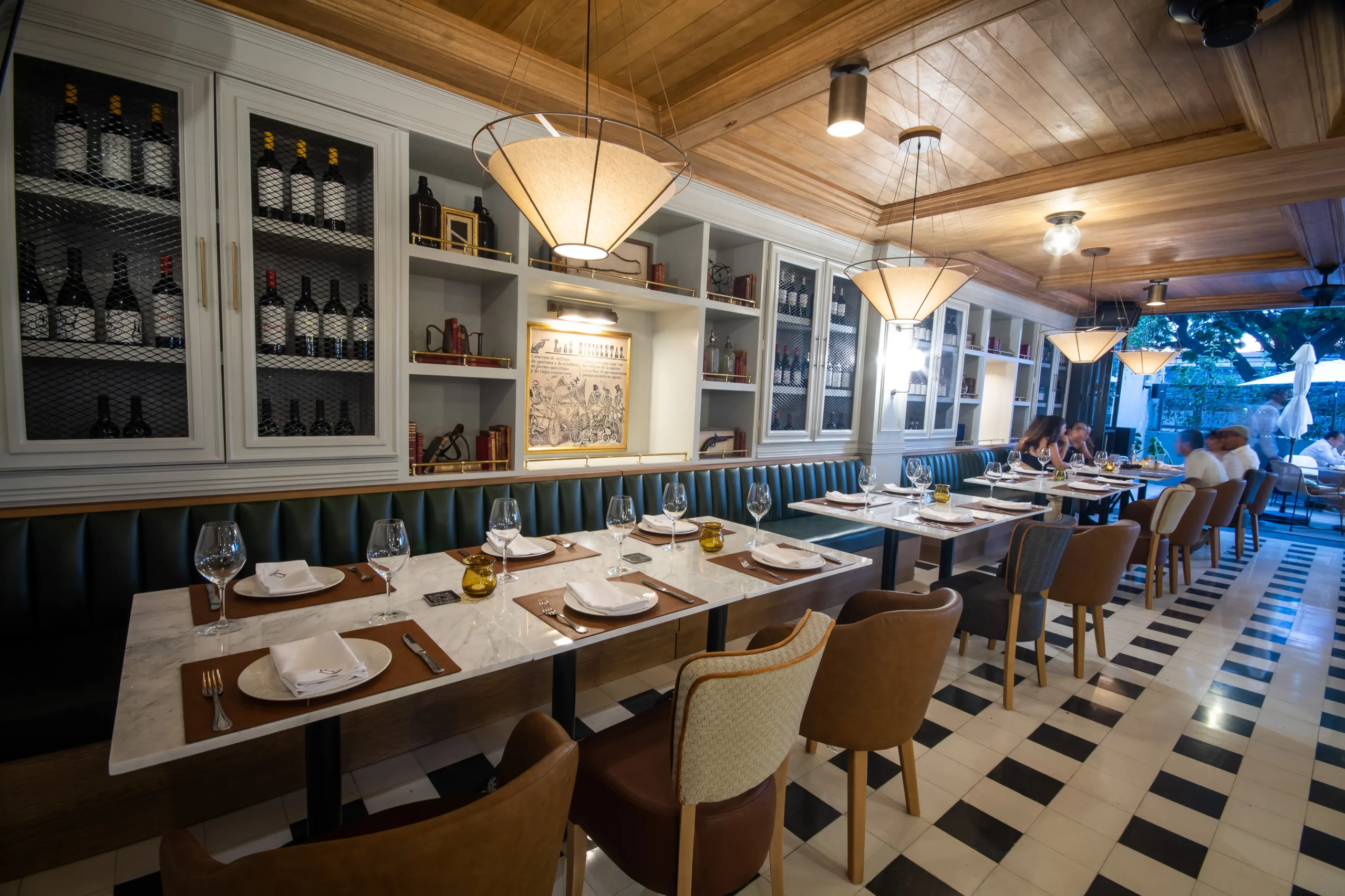 hay muchas mesas y sillas en este restaurante con un piso a cuadros