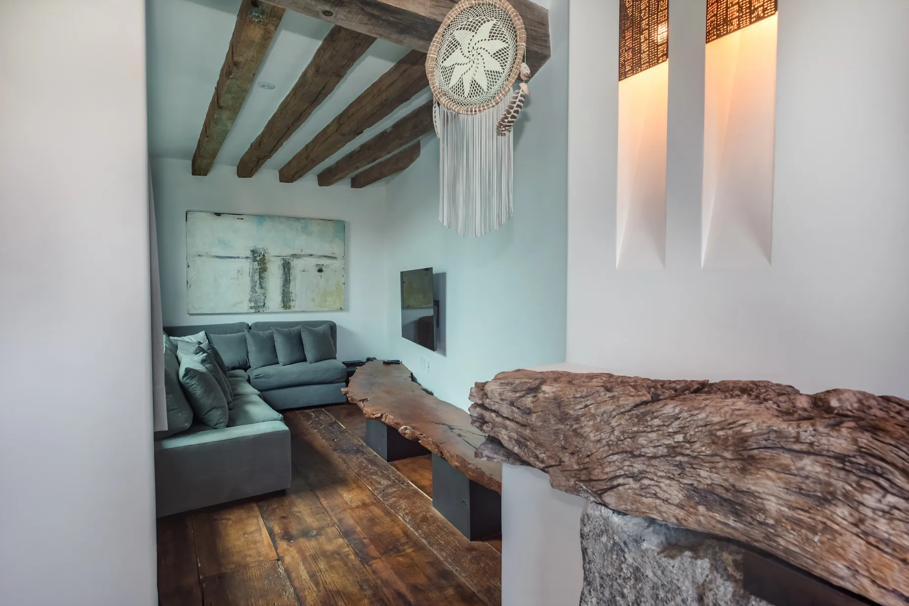 hay una gran mesa de madera en medio de una habitación