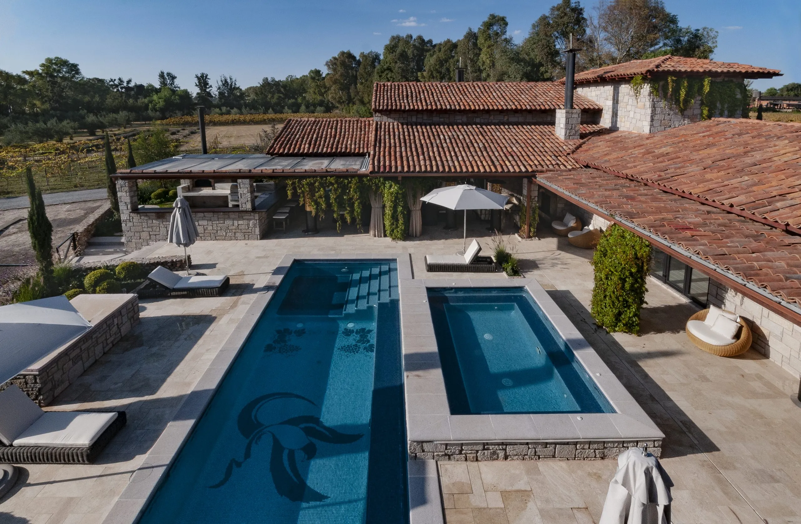 hay una piscina en medio de un patio con un paraguas de patio