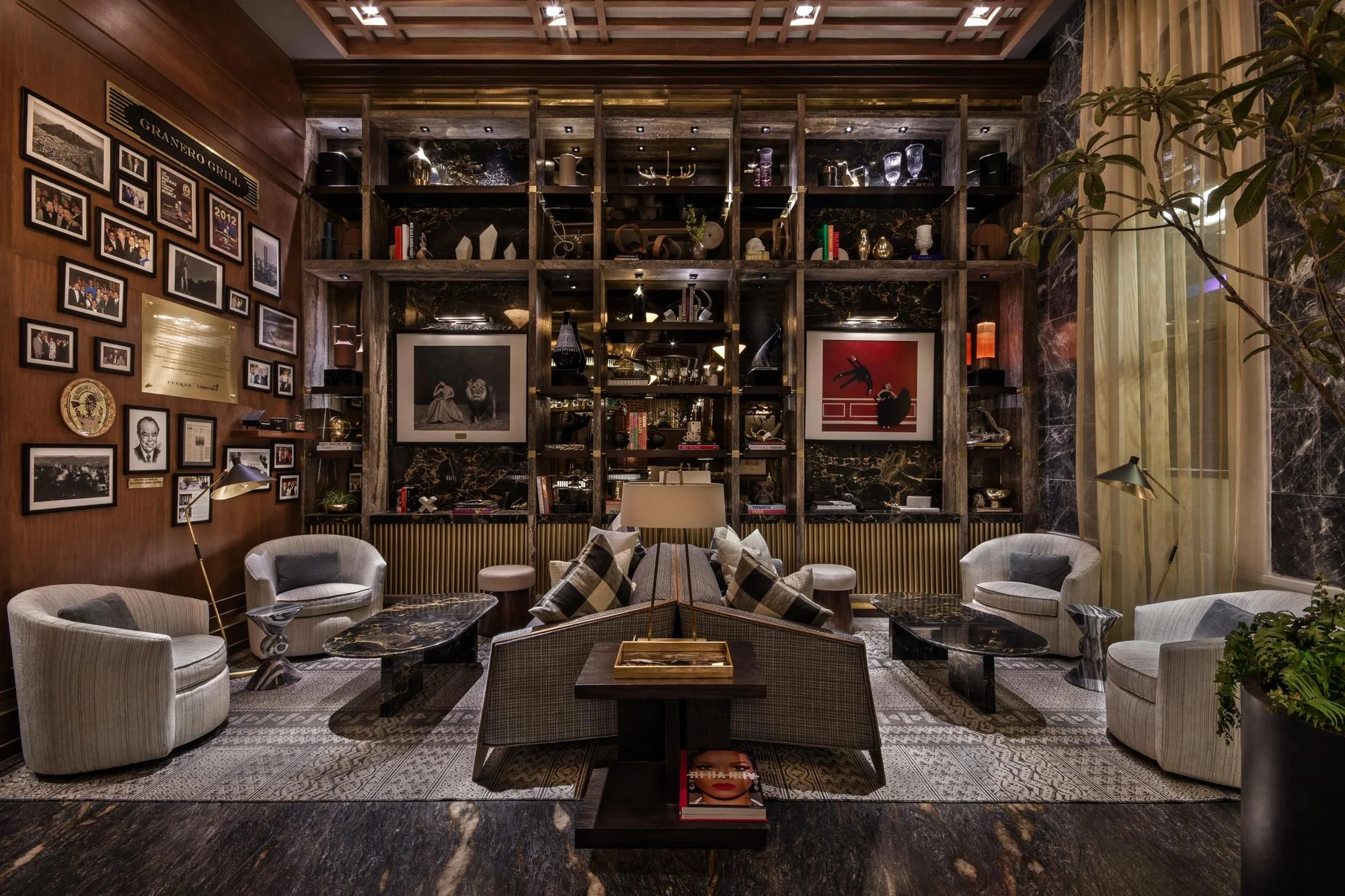 una sala de estar con un montón de muebles