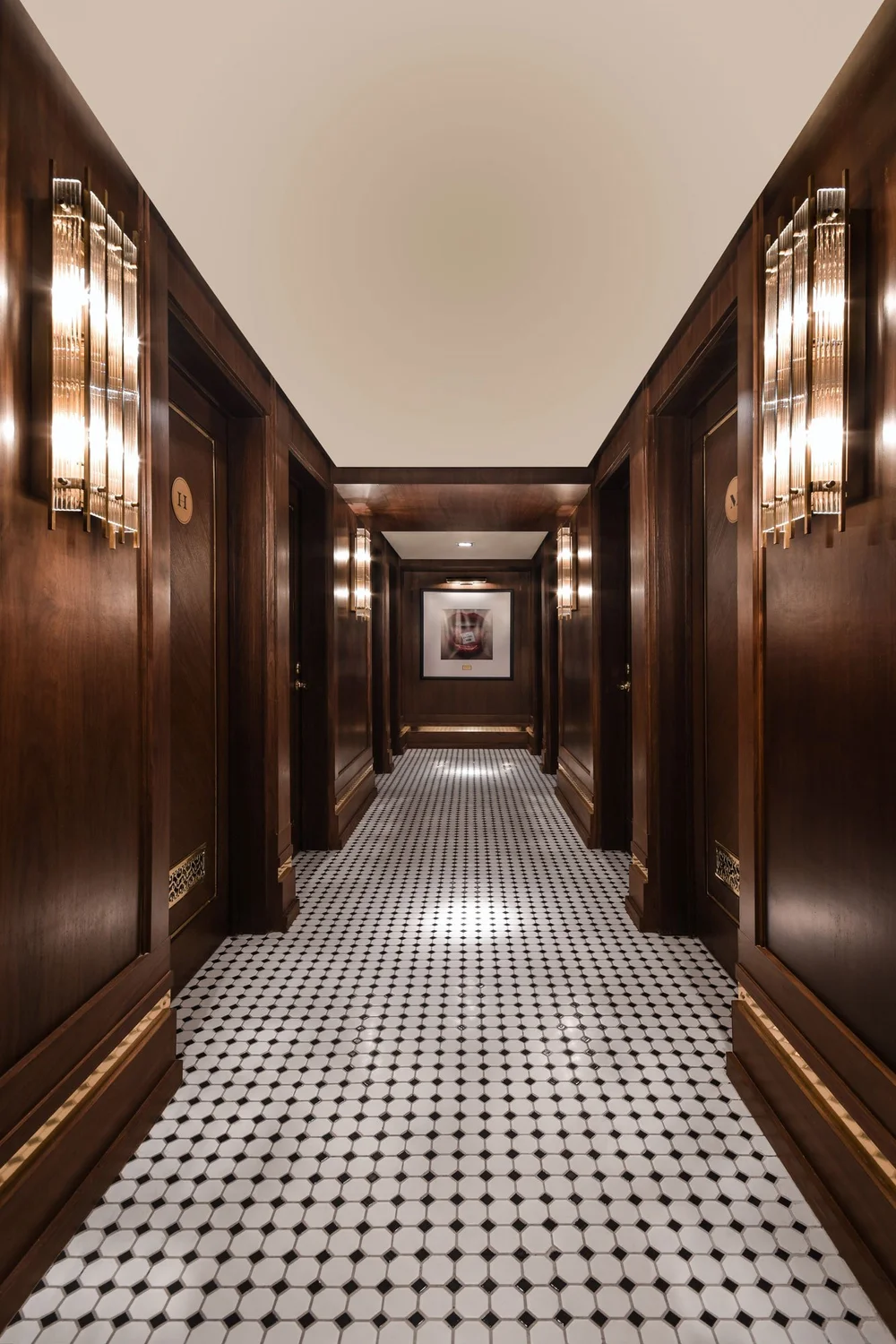 un pasillo largo con suelos de baldosas en blanco y negro