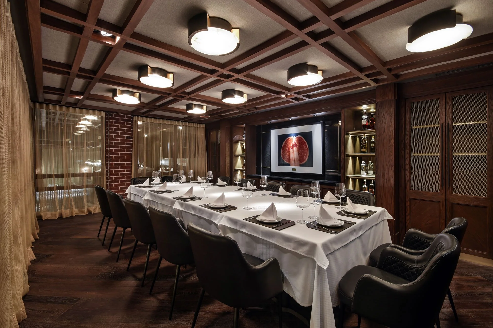 una mesa larga con mantel blanco