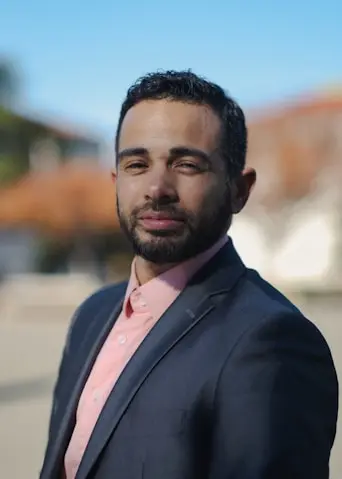 un hombre de traje parado en la calle